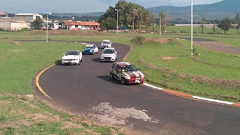 Los amantes de la adrenalina podrán ver cómo es que a máxima velocidad los participantes de la primera prueba cruzan las curvas del Kartódromo (Foto: RED-113)