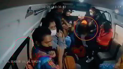 Los ladrones se llevaron los objetos de valor en una mochila roja (Foto: captura/@MrElDiablo8)