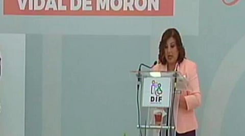 Rosalva Vidal Pérez informó que se entregaron 2 mil 400 becas para niños que trabajan en cruceros y en situación de riesgo (Fotograma: DIF Morelia)