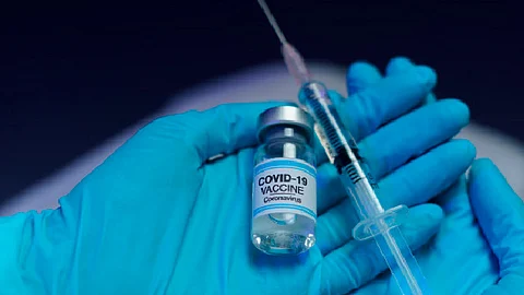Las candidatas a vacuna escogidas para su producción masiva podrían ser las que actualmente desarrolla la farmacéutica AstraZeneca o la de la firma Novavax (Foto: isanidad.com)