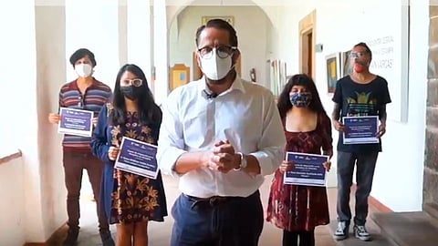 El secretario de Cultura de Michoacán, Claudio Méndez Fernández, entregó los reconocimientos (Foto: captura FB/ Secretaría de Cultura de Michoacán)