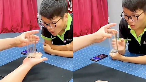 El joven logra confundir a su compañero con el truco (Foto: captura TikTok/ bestmagican)