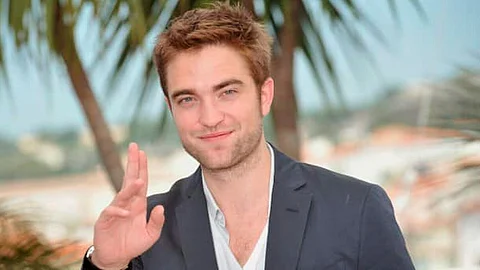 El actor habría firmado un contrato que los comprometería a ponerse la capa en una trilogía del caballero de la noche (Foto Facebook: Robert Pattinson)