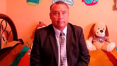 La fotografía resultó conmovedora en redes sociales debido a que, a pesar de la falta de comodidades, el maestro dio muestras de su compromiso (Foto Facebook: Rey Fisica Net Poli)