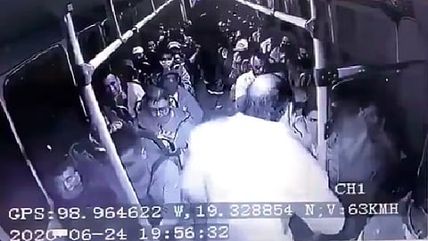 Un hombre saca un arma de fuego y hace al menos cinco disparos en contra del ladrón (Foto: captura TW/ @alertasurbanas)
