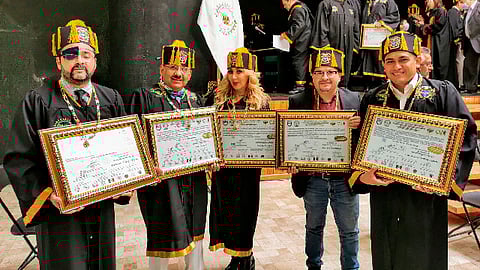 Los cinco galardonados son identificados por ser asistentes continuos a las "mañaneras" de AMLO (Foto Twitter: Hans Salazar)