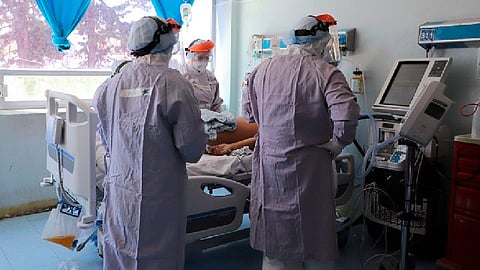 En los casos confirmados, en el grupo de edad que más se han presentado casos es en el de 30-39 años con 4,607 (Foto FB: Secretaría de Salud de Michoacán)