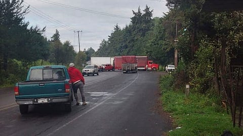 Los familiares mantenían en su poder dos autobuses de pasajeros de la línea Rumbos tarascos, uno más de La Línea, así como un tráiler (Foto: RED-113)
