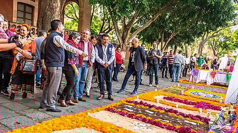 Estudiantes colaboraron en el montaje de altares tradicionales en 20 plazas públicas del Centro Histórico, y la colocación de 210 ofrendas (Foto Cortesía)