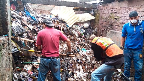 Es la quinta vez, en diversas administraciones, que el Ayuntamiento les retira los desechos del interior de la vivienda (Foto: Fátima Miranda)