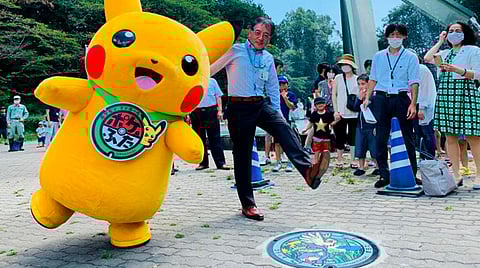 Fueron colocadaas seis tapas con diseños únicos en el mundo (Foto Facebook:
町田市観光コンベンション協会)