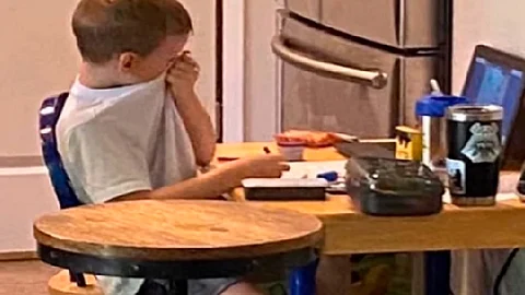 El niño de cinco años fue captado por su madre en medio del llanto (Foto: fotograma YouTube/
進撃のミカ)