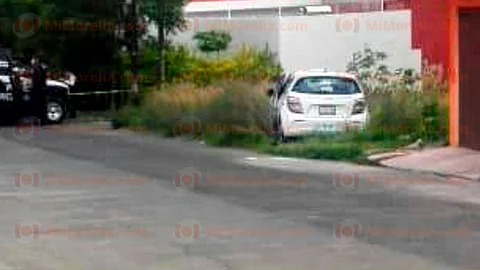 El coche quedó en un lote baldío ubicado a la orilla de la calle Faustino Cervantes Silva, esquina con Víctor Marroquín (Foto: RED-113)
