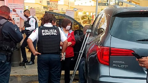 El dueño del vehículo aceleró sin activar primero la reversa, entonces el carro avanzó, destrozó el cristal y terminó dentro del inmueble (Foto: cortesía)