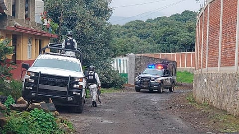 Los uniformados aseguraron una camioneta con siglas de un grupo criminal (Foto Facebook: Secretaría de Seguridad Pública de Michoacán)