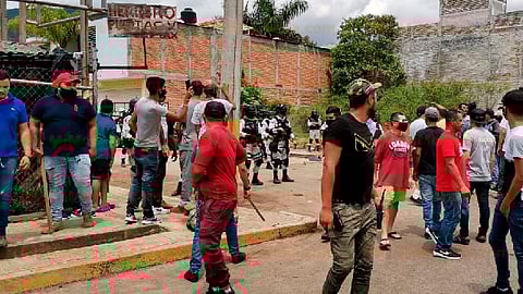 En un despliegue en el que también participaron los policías estatales y los soldados los rijosos fueron replegados y no pasó a mayores (Foto: RED-113)