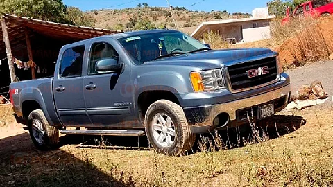La unidad despojada es de la marca GMC, tipo Sierra, doble cabina, color azul (Foto: RED-113)