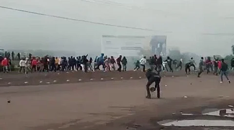 Los agentes perjudicados padecieron contusiones y daños por cohetones (Fotograma: Captura de video)