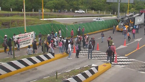 Es el tercer día de bloqueos por normalistas en Michoacán (Foto: SCT Michoacán)