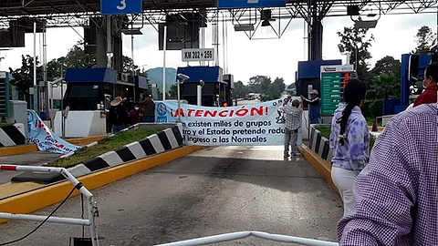 Los agremiados llegaron a las plazas de cobro desde temprana hora (Foto: Twitter/sct_michoacan)