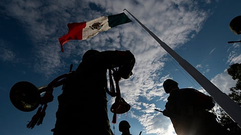Autoridades civiles y militares se congregaron para presentar sus respetos al símbolo que representa la identidad del país (Foto: Cortesía)