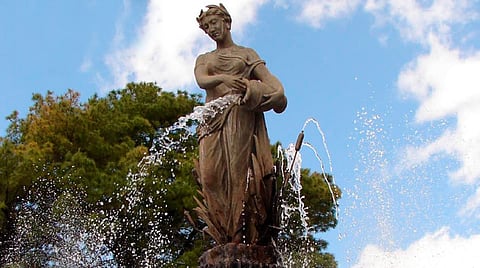 Ella es la mujer de la fuente de plaza Villalongín, de Morelia