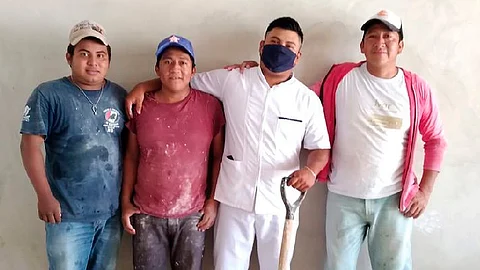 El joven festejó su logro con sus compañeros de trabajo (Foto FB: Manuel Chimas)