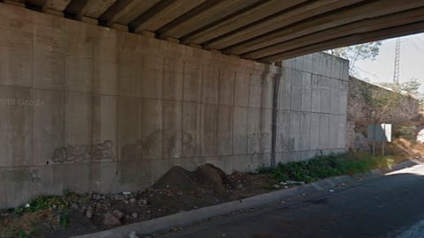 A las víctimas las maniataron y las trasladaron al puente vehicular ubicado a un costado del fraccionamiento Los Girasoles de Apatzingán (Foto: Google Maps)