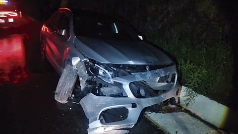 Durante la noche, un coche de color plata perdió el control y se impactó contra un señalamiento vial de concreto (Foto: RED-113)
