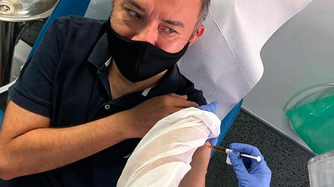 El ministro de sanidad español reclutó ciudadanos para aplicarles la vacuna experimental (Foto: @Deb_Estrella)