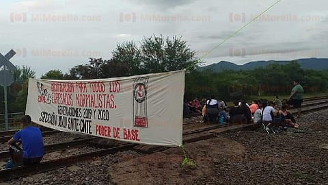 El pasado jueves y viernes los normalistas bloquearon las vías del ferrocarril en Arteaga y Uruapan (Foto: Red 113)