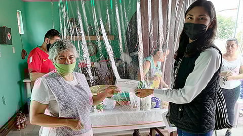 Durante su labor, entregaron a negocios y personas en general, insumos cómo cubre bocas y gel antibacterial medidas sanitarias (Foto Cortesía)