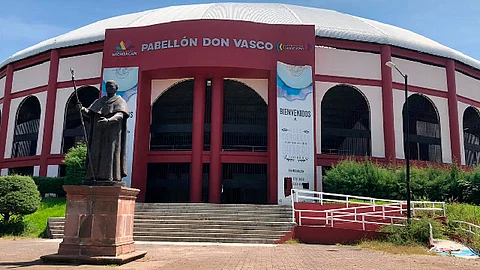 Pasadas las 13:00 al menos tres camiones de carga con el membrete de la agrupación “La Dinastía de Tuzantla” abandonaron el inmueble (Foto: MiMorelia.com)