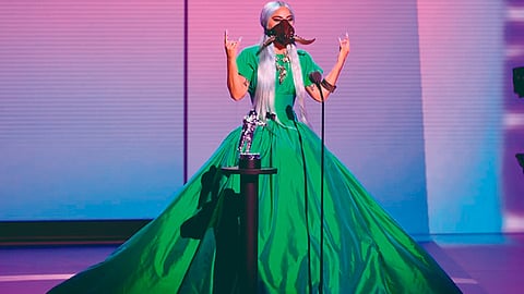 La cantante usó cubrebocas durante toda la ceremonia (Foto Facebook: Lady Gaga)