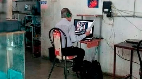 En la pantalla de la computadora se ve que el profesor está en una videoconferencia (Foto: Facebook/Multivisión-Tehuacán-)