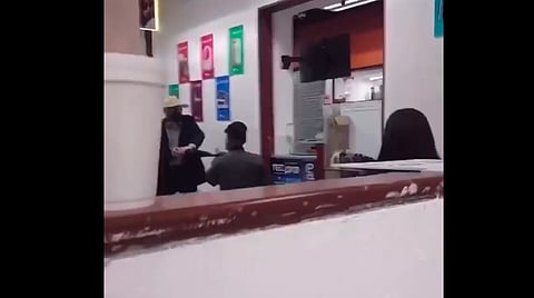 Lo que llamó la atención fue la herramientas que usó el cliente para mantener sana distancia (Fotograma Facebook: Mi Rancho Morelia)