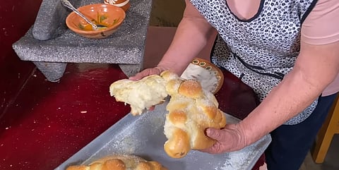 Doña Ángela originaria de Michoacán, prepara sus recetas en su canal de YouTube (Foto: captura de video)