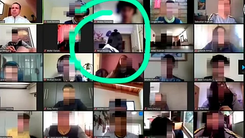 Al percatarse del asalto, sus compañeros interrumpieron al profesor (Foto: fotograma YouTube/ El Universo)