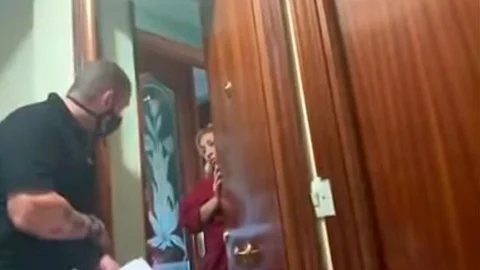 Luego de varios días de protestas e intentos de negociación, los abogados consiguieron que la trabajadora aceptara desocupar la casa (Foto: fotograma YouTube/ Oculta Violencia )