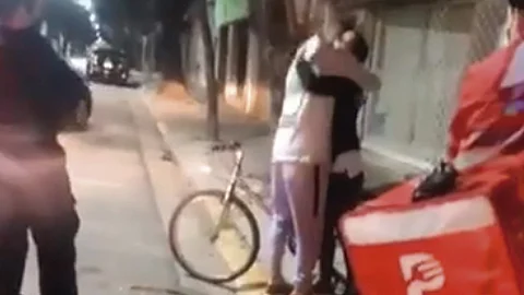 En muestra de su agradecimiento, el repartidor le da un abrazo a la chica (Foto: captura TW/ @eugeiermoli)