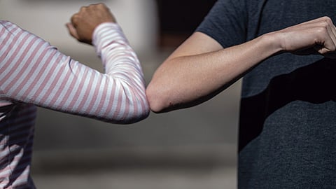 "Es mejor evitar chocar el codo porque te pones a menos de un metro de distancia de la otra persona", indicó el titular de la OMS (Foto: ospat.com.ar)