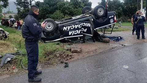 Derivado del impacto, el vehículo policial terminó volcado (Foto: RED-113)