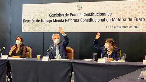 El senador por Michoacán condujo su primera reunión de trabajo como presidente de la Comisión de Puntos Constitucionales del Senado (Foto Cortesía)