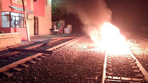 Agremiados mantienen bloqueos en vías del tren del estado (Foto: Cortesía)