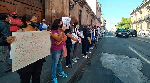 Los quejosos se congregaron afuera del Colegio de San Nicolás y del Centro Cultural Universitario (Foto: Cynthia Arroyo)