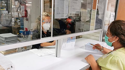 Desde el 14 de octubre se realizó la entrega de los cheques a los habilitados que se encargan de distribuirlos al interior del Estado (Foto Cortesía)