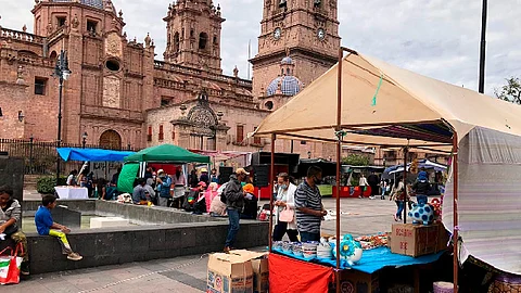 Los puestos ambulantes que se instalaron este lunes en la explanada de la plaza Melchor Ocampo (Foto: Marco Santoyo)