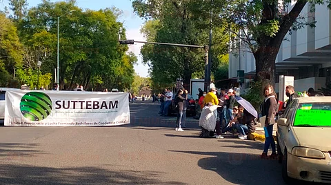 Sindicalizados de Telebachillerato bloquean Ventura Puente, en Morelia