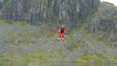 Crean traje volador para labores de rescate