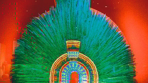 El Gobierno de México pidió prestado el penacho por motivo del Bicentenario de la Independencia (Foto: @SofiGuadarramaC)